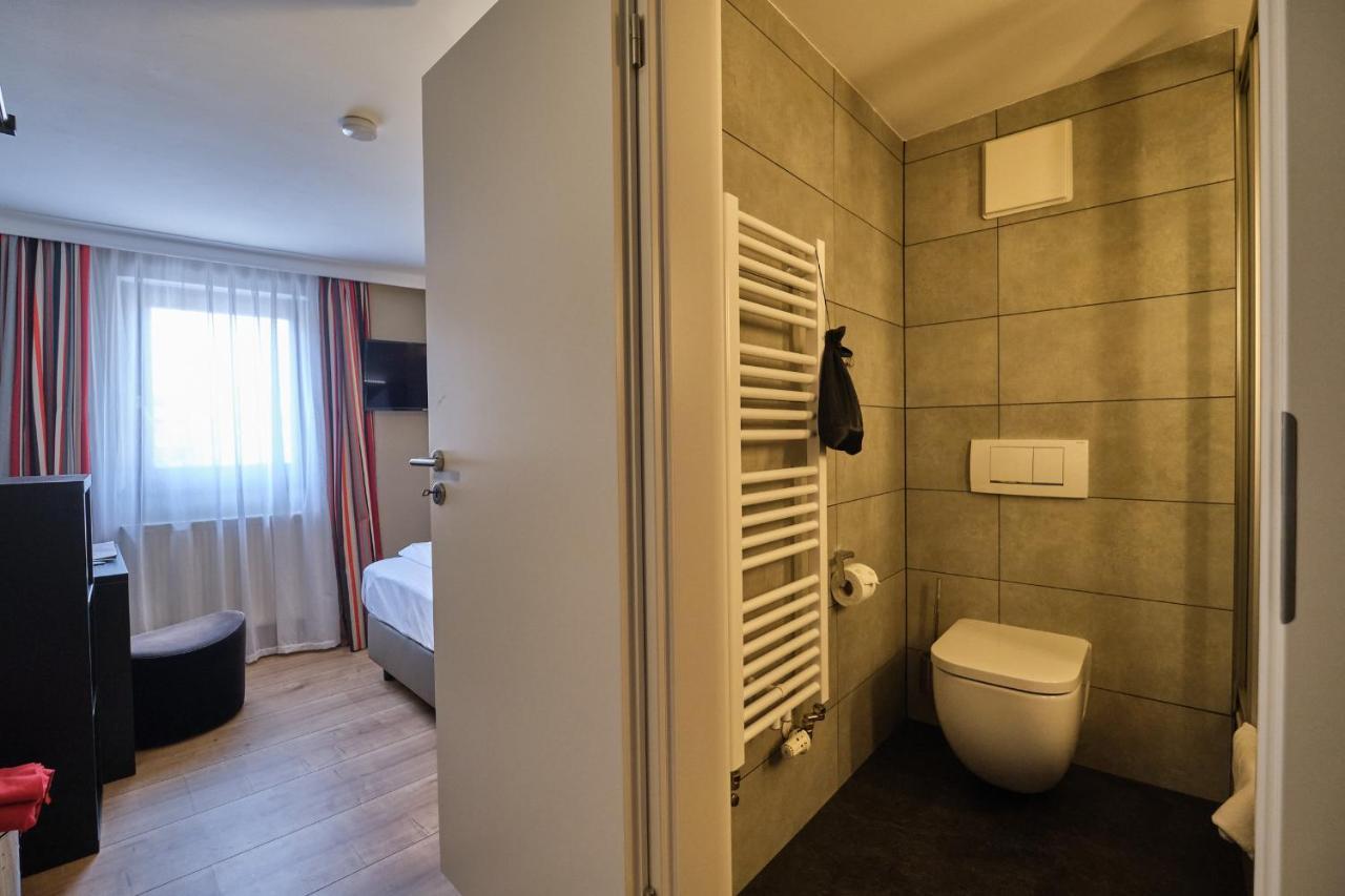 Hotel Roter Hahn レーゲンスブルク エクステリア 写真