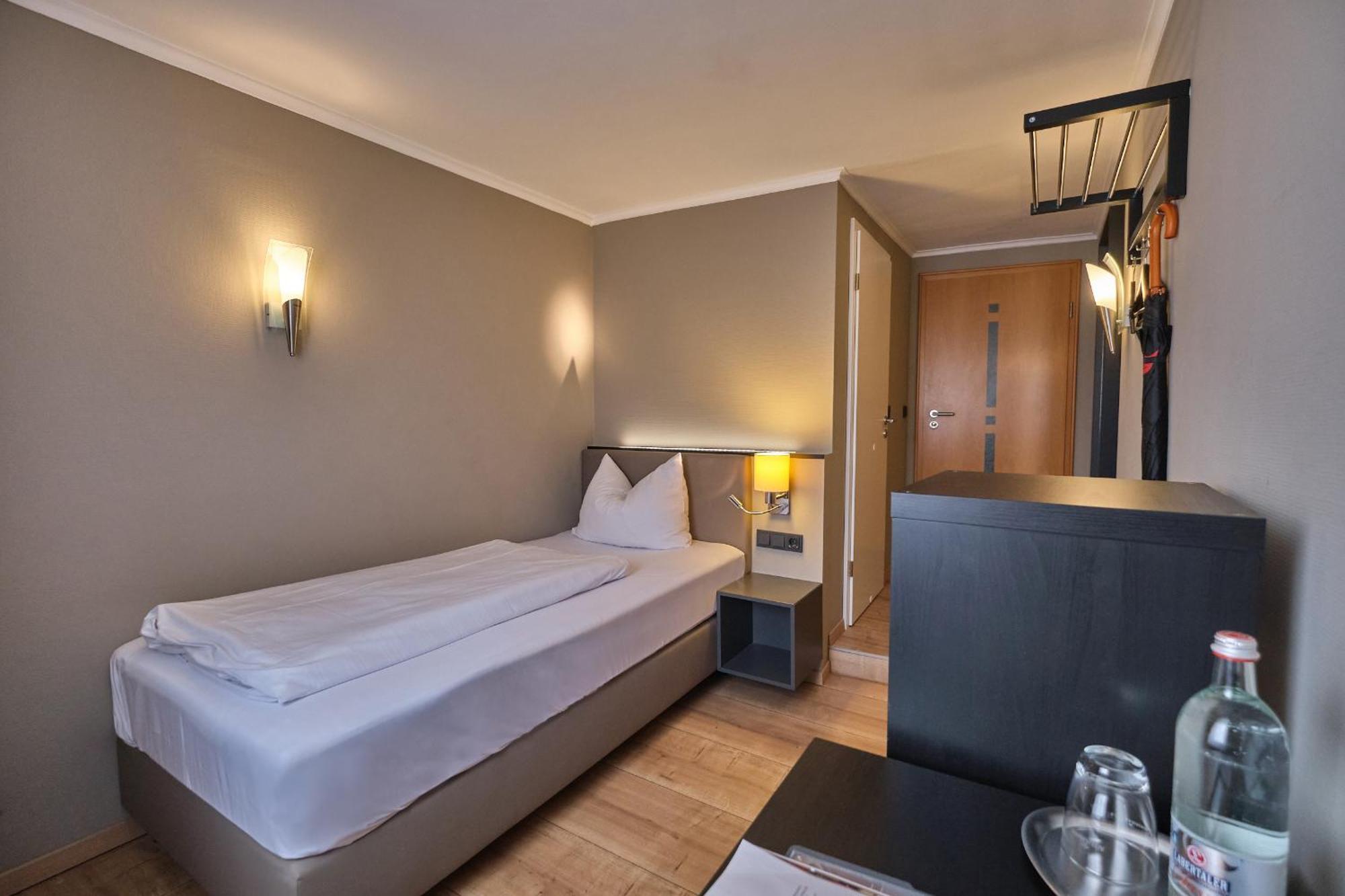Hotel Roter Hahn レーゲンスブルク エクステリア 写真