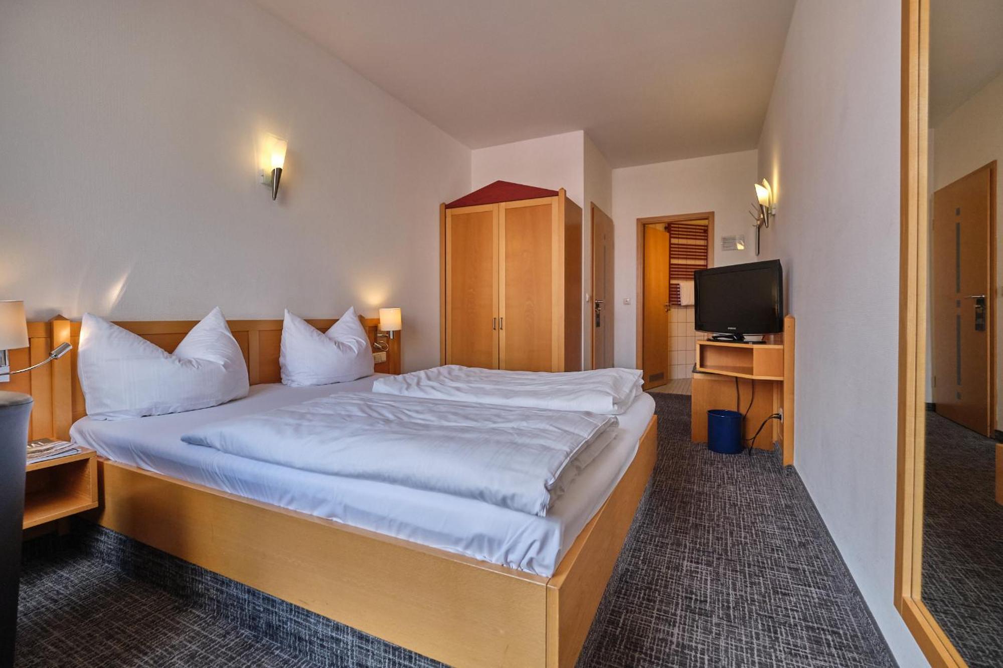 Hotel Roter Hahn レーゲンスブルク エクステリア 写真