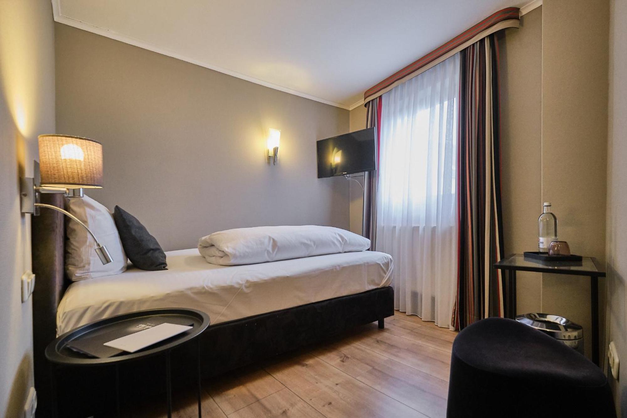 Hotel Roter Hahn レーゲンスブルク エクステリア 写真